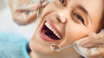 Close-up,Portrait,Of,Female,Patient,With,Open,Mouth,In,Modern