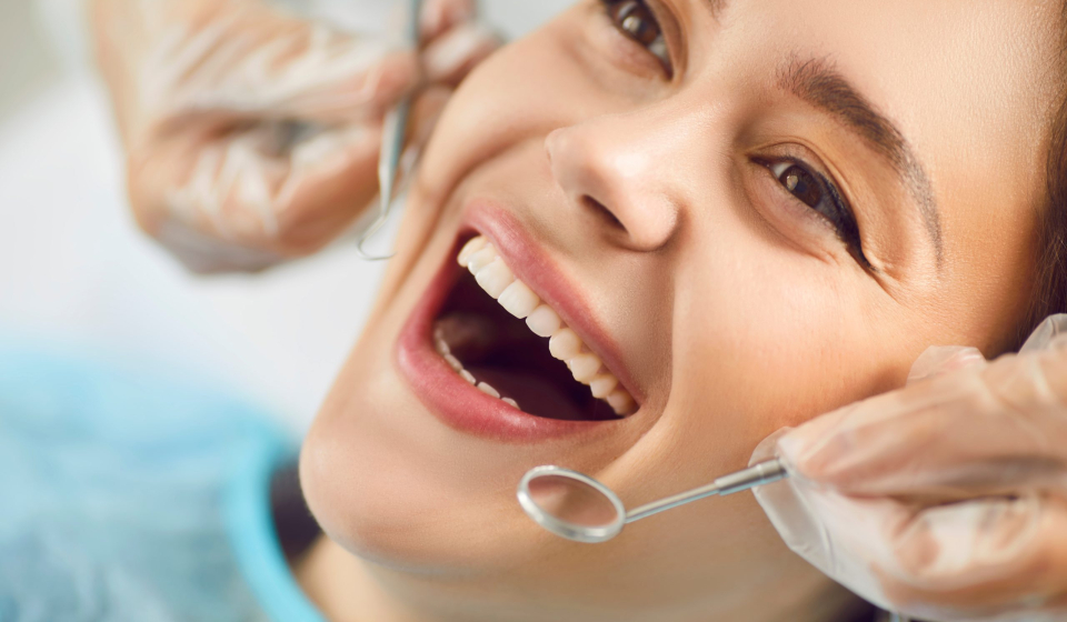 Close-up,Portrait,Of,Female,Patient,With,Open,Mouth,In,Modern